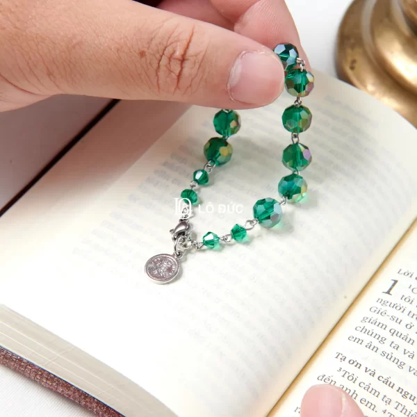 Vòng tay chuỗi hạt pha lê – Kèm thánh giá & huy hiệu Thánh Benedict