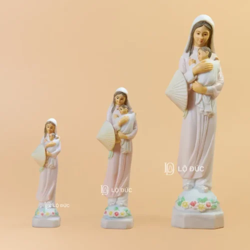 Tượng Đức Mẹ Đeo Nón Lá Trong Tà Áo Dài Vittoria Collection – Tượng Bột Đá Để Xe Ô Tô, Để Bàn
