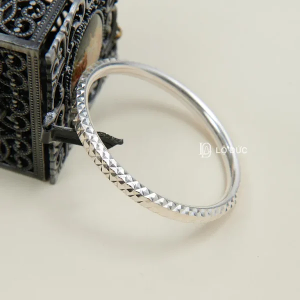 Vòng tay inox trơn chạm khắc họa tiết kim cương – Thanh lịch, bền đẹp