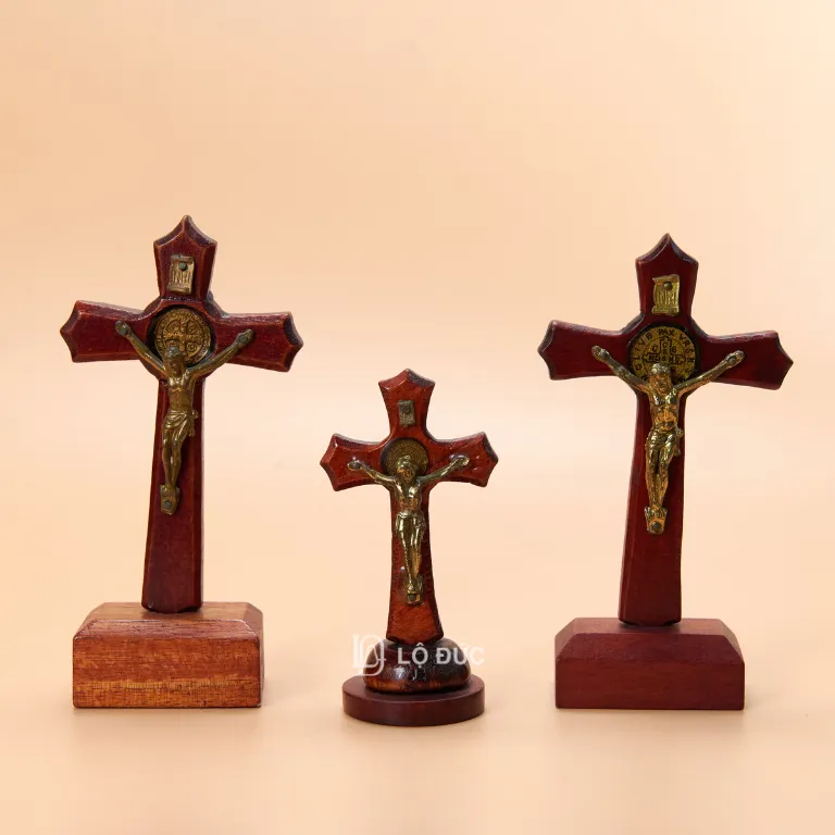 thanh-gia-go-de-ban-chua-giesu-chiu-nan-anh-thanh-benedicto